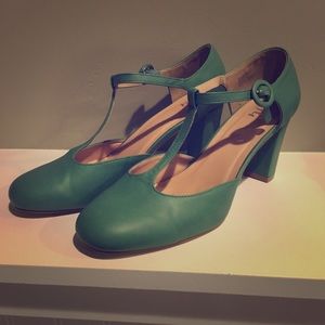 Mint vintage-style heels.